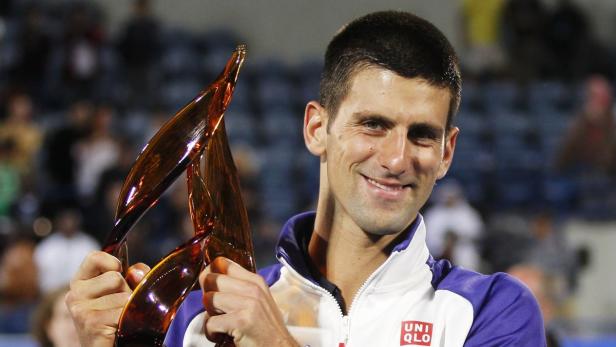 Serbia&#039;s Novak Djokovic poses with the trophy after winning his men&#039;s singles final match against Spain&#039;s Nicolas Almagro during the Abu Dhabi Tennis Championships at Zayed Sports City in Abu Dhabi, December 29, 2012. REUTERS/Jumana El Heloueh (UNITED ARAB EMIRATES - Tags: SPORT TENNIS)