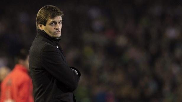 epa03503337 Barcelona FC&#039;s head coach Tito Vilanova gestures during their Primera Division soccer match against Real Betis played at Benito Villamarin stadium in Seville, Andalusia, Spain, 09 December 2012. EPA/PACO PUENTES