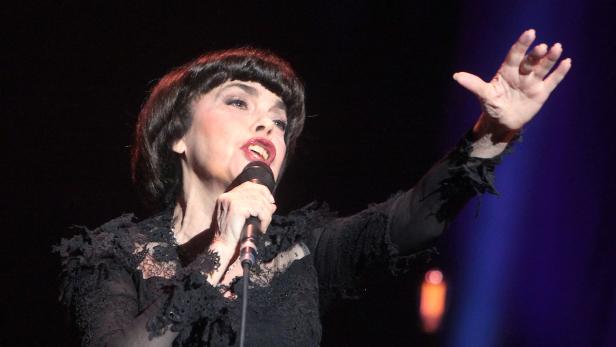 Mireille Mathieu singt auch Texte wie &quot;Lalalala&quot; mit großem emotionalen Engagement