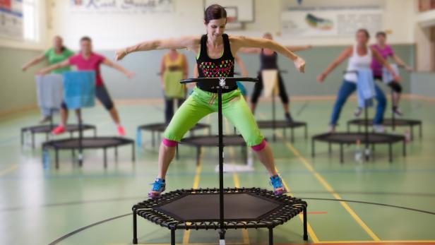 Jumping. Trampolin war einmal, der neue Trend heißt Jumping. Neben Kondition, Koordination und Kraft werden Balance und Beweglichkeit trainiert. Schnelle Wechsel zwischen Be- und Entlastung folgen beim Springen aufeinander.