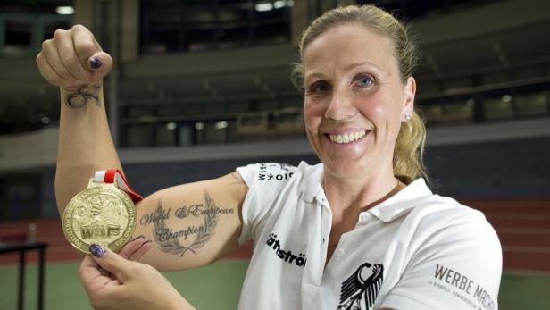 Die Tätowierung &quot;World and European Champion&quot; ist bei Camilla Kättström am richtigen Platz.