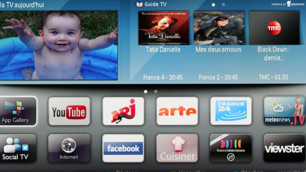 Ein Smart-TV-Bildschirm zeigt eine Auswahl von Apps und Fernsehprogrammen.