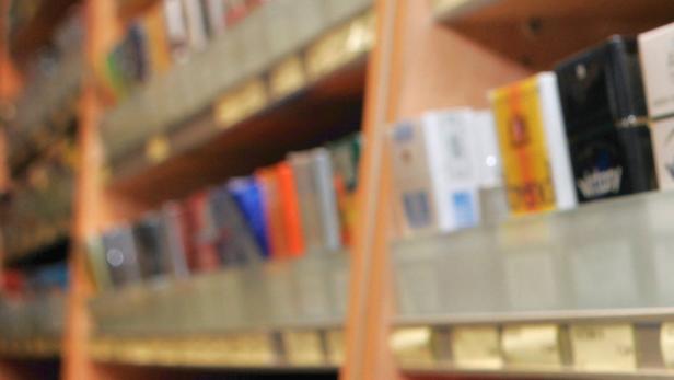 Verschiedene Parfums stehen in einem Regal zum Verkauf.