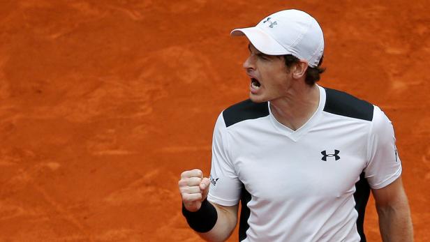 Andy Murray jubelt auf einem Tennisplatz.