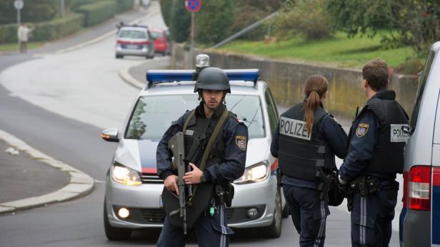 Polizei vor der Bank am Froschberg in Linz.