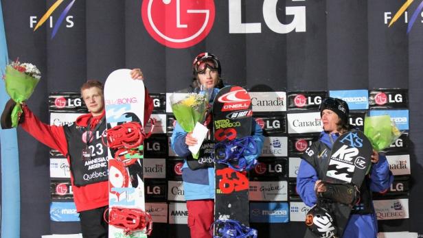 Drei Snowboarder stehen mit Blumensträußen auf einem Podium.