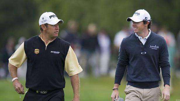 Zwei Golfspieler, Lee Westwood und Rory McIlroy, unterhalten sich auf dem Golfplatz.
