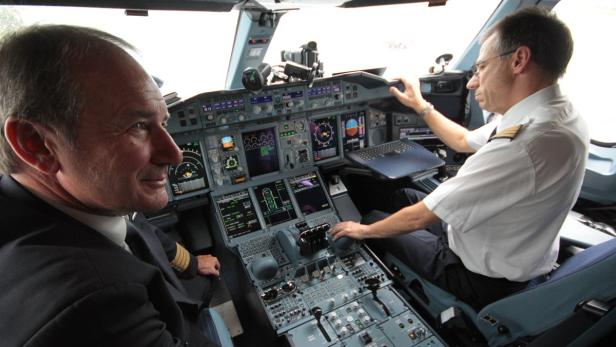 Zwei Piloten sitzen im Cockpit eines Airbus.
