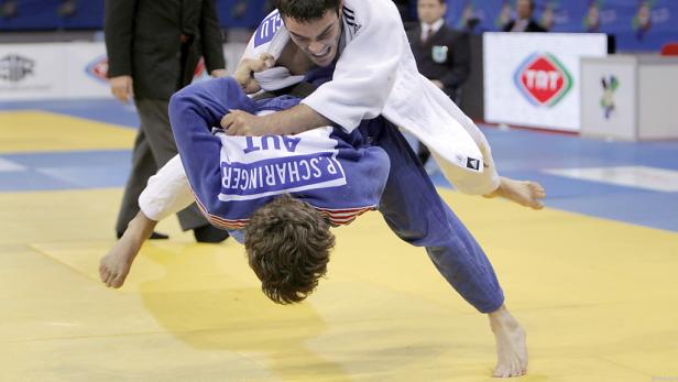 Zwei Judoka kämpfen während eines Wettkampfs miteinander.
