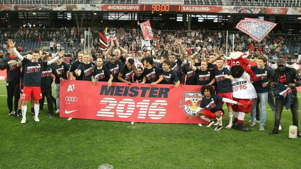 Die Mannschaft von Red Bull Salzburg feiert die Meisterschaft 2016 mit einem Banner.
