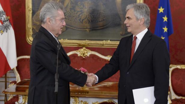 Bundespräsident a. D. Heinz Fischer schüttelt einem Mann die Hand.
