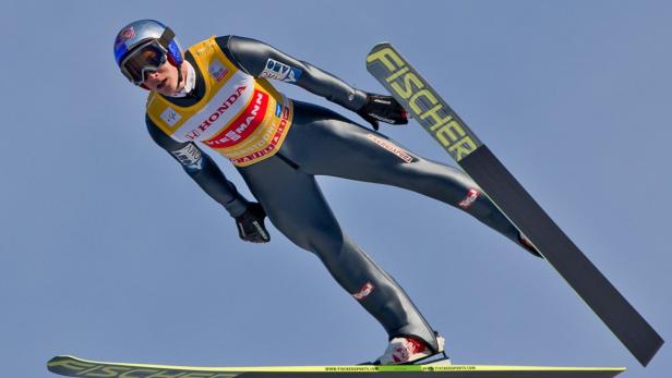 epa03519810 Gregor Schlierenzauer of Austria soars through the air during a training session for the first stage of the Four Hills ski jumping tournament in Oberstdorf, Germany, 29 December 2012. EPA/DANIEL KARMANN