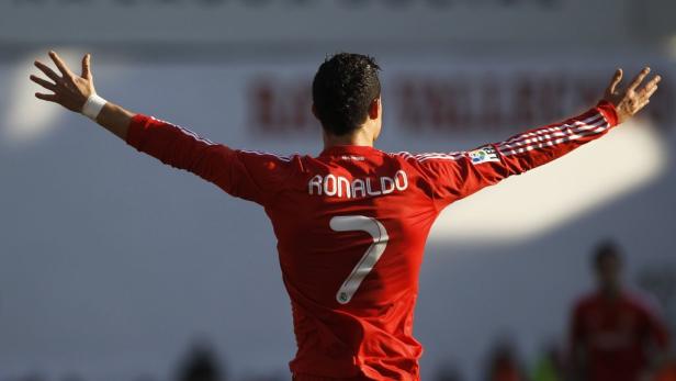 Cristiano Ronaldo im roten Trikot mit der Nummer 7 jubelt mit ausgestreckten Armen.