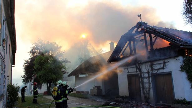 Beim Eintreffen der Feuerwehren stand Dachstuhl bereits in Vollbrand