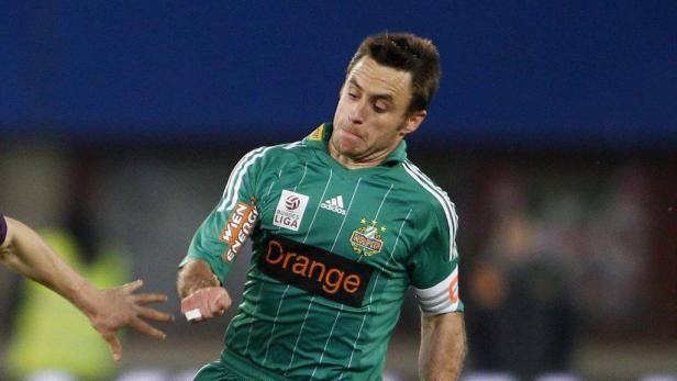 Ein Fußballspieler des SK Rapid Wien in einem grünen Trikot während eines Spiels.