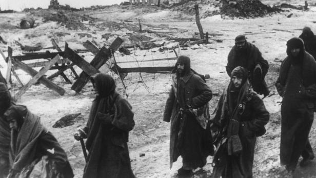 Überlebende deutsche Soldaten verlassen nach der Kapitulation Stalingrad.