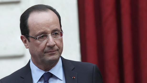 France&#039;s President Francois Hollande gives a speech where he declared &quot;mission accomplished&quot; during a ceremony to honour French troops who return home after serving in Afghanistan, at the Elysee Palace, in Paris, December 21, 2012. Some 1,500 French troops remain in Afghanistan repatriating equipment or working in roles to provide medical care or assisting in operations at Kabul&#039;s airport. President Hollande said the numbers will decline to 500 by mid-2013. REUTERS/Thibault Camus/Pool (FRANCE - Tags: POLITICS MILITARY)