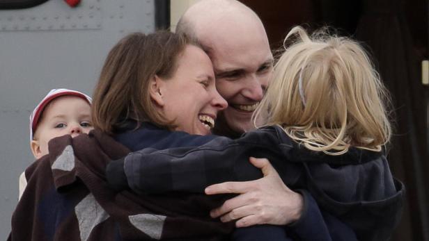 Riesenfreude: Nicolas Henin, als er im April 2014 nach zehnmonatiger IS-Geiselhaft wieder mit seiner Familie zusammenkommt.