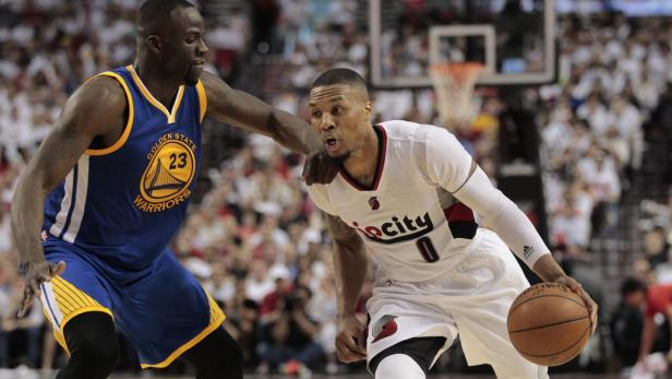 Draymond Green verteidigt Damian Lillard während eines Basketballspiels.