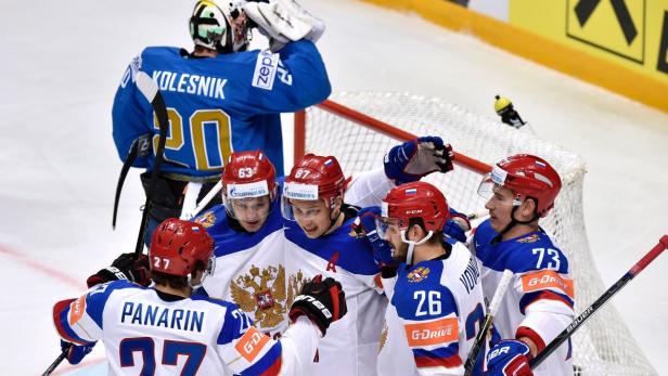 Russische Eishockeyspieler feiern ein Tor.