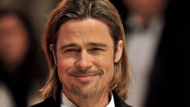 Porträt von Brad Pitt mit blonden, schulterlangen Haaren und einem leichten Lächeln.