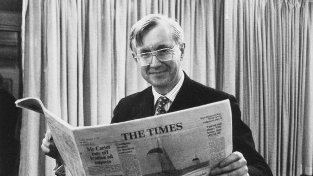 epa03519738 An undated handout picture provided by The Sunday Times in London, Britain, shows British journalist William Rees-Mogg, former editor of the Times, posing with the newspaper. According to reports on 29 December 2012, Rees-Mogg has died at the age of 84. He edited the Times for 14 years and was a major figure in British journalism. EPA/THE SUNDAY TIMES / HO MANDATORY CREDIT HANDOUT EDITORIAL USE ONLY/NO SALES