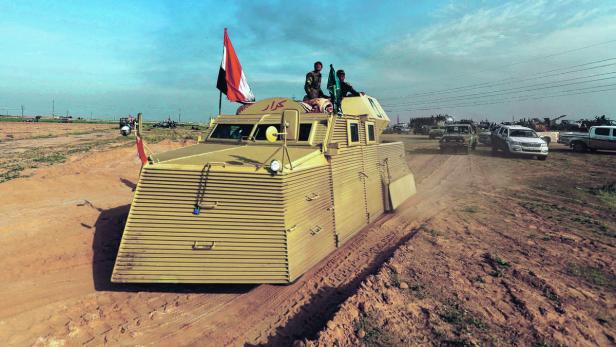 Ein Schiiten-Kämpfer auf einem gepanzerten Fahrzeug vor Tikrit