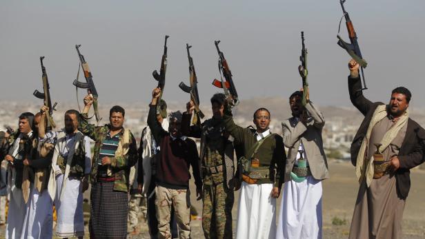 Rebellen eines Stammes, der an der Seite der Huthis gegen Jemens Regierung kämpft.
