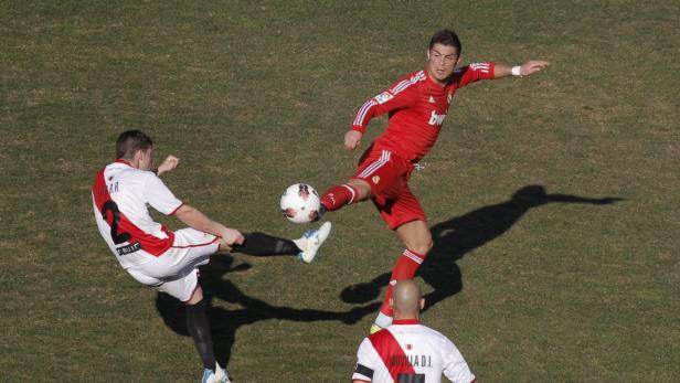 dapdReal Madrids Cristiano Ronaldo from Portugal, right, duels for the ball with Rayo Vallecanos Roberto Roman Triguero, Tito, from Spain during their Spanish La Liga soccer match, at the Vallecas stadium, in Madrid, Sunday, Feb. 26, 2012. (Foto:Daniel Oc Cristiano Ronaldo – Lionel Messi 29:28