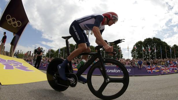 Ein Radfahrer aus Großbritannien bei einem Zeitfahren während der Olympischen Spiele 2012 in London.