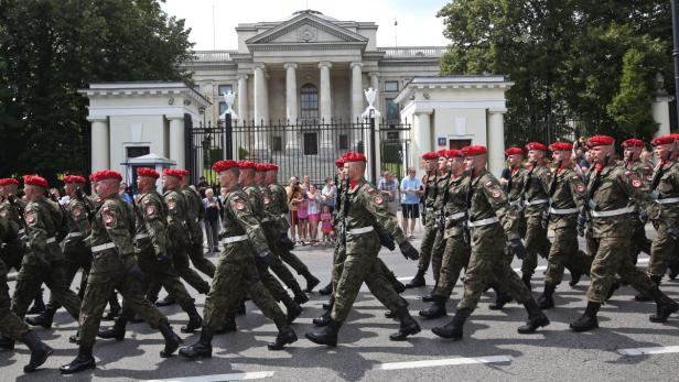 Symbolträchtig: Polnische Militärparade (Mitte August) vor der russischen Botschaft in Warschau