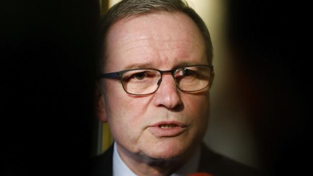 Ein Mann mit Brille schaut in die Kamera.