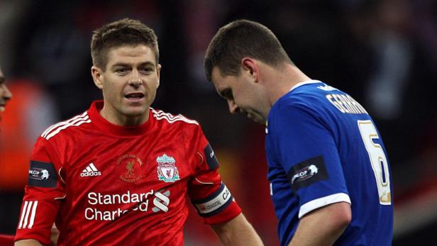 dapdLiverpools Steven Gerrard goes over to console his cousin, Cardiff Citys Anthony Gerrard, after he missed the deciding penalty during the League Cup Final at Wembley Stadium, London Sunday Feb. 26, 2012. (Foto:Nick Potts/PA /AP/dapd) UNITED KINGDOM OU Gerrards Cousin als tragischer Held