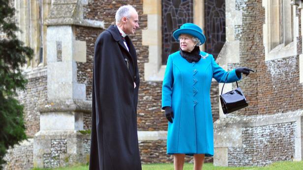 epa03517803 Britain&#039;s Queen Elizabeth II (R) speaks with Sandringham Rector Jonathan Riviere (L) after the St. Mary Magdalene Church Christmas Day service on the Royal estate in Sandringham, Norfolk, Britain, 25 December 2012. The Royal family traditionnaly attend the Christmas Day service at St. Mary Magdalene in Sandringham. EPA/MALCOLM CLARKE