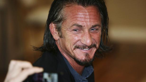 U.S. actor Sean Penn is pictured during a meeting with Bolivian President Evo Morales at the presidential palace in La Paz, October 30, 2012. Penn is in Bolivia for work related to a humanitarian aid mission for Haiti. REUTERS/Gaston Brito (BOLIVIA - Tags: POLITICS ENTERTAINMENT SOCIETY)