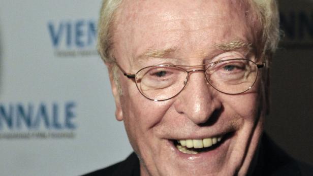 Seines hätte Sir Michael Caine beinahe verloren, als er die 50. „Viennale“ eröffnete. Als der Charakter-Darsteller aus seiner Limousine stieg, fuhr diese weiter und brachte den Zwei-Meter-Mann fast zu Fall.