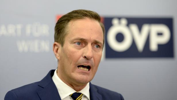 Ein Mann im Anzug spricht vor einem Hintergrund mit dem ÖVP-Logo.