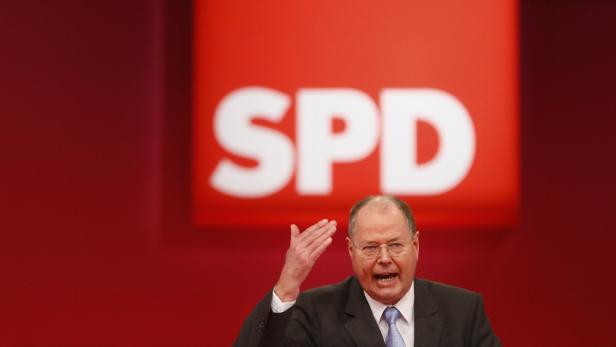 Designated top candidate of the German Social Democratic Party (SPD) for the 2013 German general elections, Peer Steinbrueck speaks during the extraordinary party meeting of the SPD in Hanover, December 9, 2012. Steinbrueck on Sunday was elected as the SPD&#039;s top candidate for Germany&#039;s 2013 general elections. REUTERS/Ralph Orlowski(GERMANY - Tags: POLITICS)