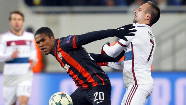 Ein Fußballspieler von Schachtar Donezk foult Franck Ribéry vom FC Bayern München.