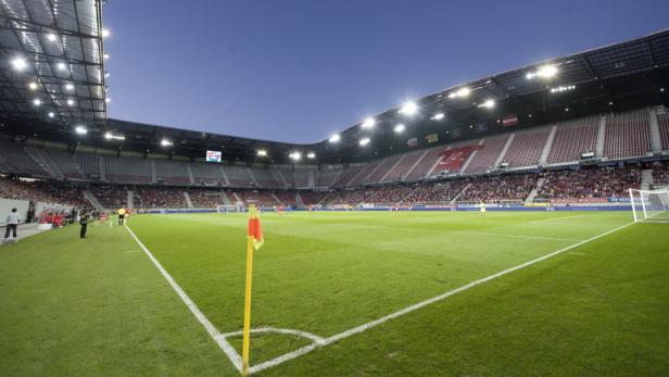 Blick auf ein Fußballstadion mit Zuschauern während eines Spiels.