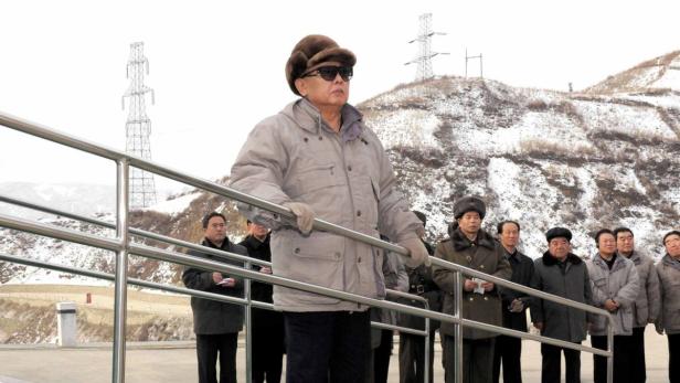 North Korean leader Kim Jong-il (C) visits the construction site of the Huichon Power Station in this undated picture released by North Korea&#039;s official KCNA news agency in Pyongyang on December 23, 2010. KCNA did not state expressly the date when the picture was taken. REUTERS/KCNA (NORTH KOREA - Tags: POLITICS) THIS IMAGE HAS BEEN SUPPLIED BY A THIRD PARTY. IT IS DISTRIBUTED, EXACTLY AS RECEIVED BY REUTERS, AS A SERVICE TO CLIENTS. NO THIRD PARTY SALES. NOT FOR USE BY REUTERS THIRD PARTY DISTRIBUTORS
