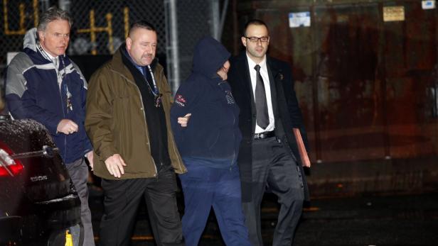 REFILE - ADDING FIRST NAME OF MENENDEZ IN CAPTION New York City police officers escort 31-year-old Erika Menendez (2nd R) to an awaiting car as she turns her head from waiting reporters and photographers at New York City Police department 112th Precinct in the Queens Borough of New York, December 29, 2012. Menendez who made self-incriminating statements was taken in custody in the death of a man pushed in front of an oncoming New York City subway train, police said on Saturday, the second such fatality this month for one of the world&#039;s busiest subway systems. REUTERS/Joshua Lott (UNITED STATES - Tags: CRIME LAW)