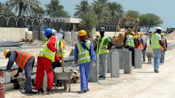 Die Arbeiter in Katar sollen unter unwürdigen Bedingungen arbeiten müssen.