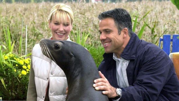 GERMANY 'HALLO ROBBIE' SEA LION Bekannt wurde Karina Kraushaar vor allem durch ihre Rolle als Meeresbiologin in der ZDF-Serie "Hallo Robbie!" (im Bild mit Karsten Speck)