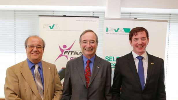 Drei Männer in Anzügen posieren vor Bannern der SVA und ISVA.