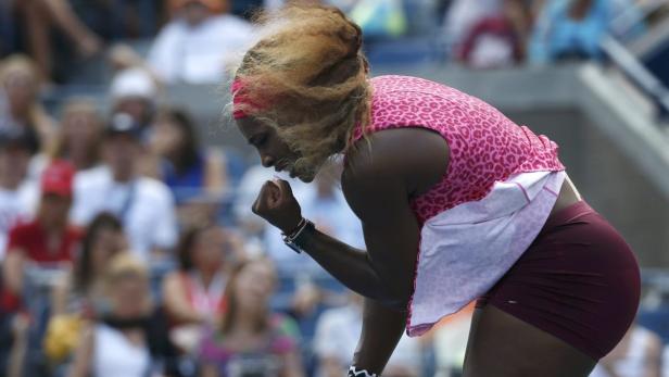 Serena Williams ballt die Faust und jubelt auf dem Tennisplatz.