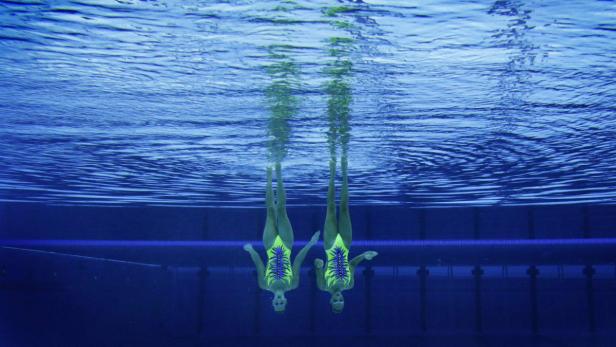 RNPS IMAGES OF THE YEAR 2012 - Italy&#039;s Giulia Lapi and Mariangela Perrupato are seen underwater as they perform in the synchronised swimming duets technical routine qualification round during the London 2012 Olympic Games at the Aquatics Centre August 5, 2012. REUTERS/Tim Wimborne (BRITAIN - Tags: SPORT OLYMPICS SWIMMING TPX IMAGES OF THE DAY)