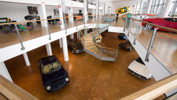 Innenansicht eines Museums mit einer Sammlung von Oldtimern auf zwei Ebenen.