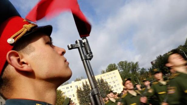 Ein Soldat in Paradeuniform mit Gewehr bei einer Militärparade.