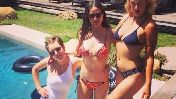 Demi Moore posiert mit ihren Töchtern Rumer und Scout Willis am Pool.